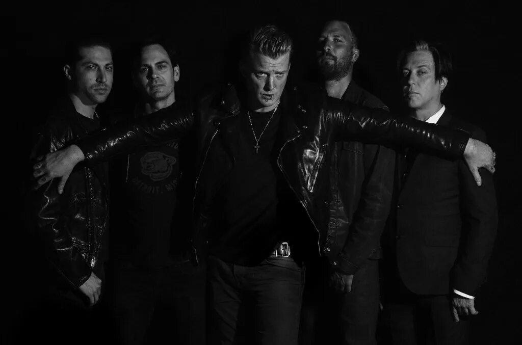 Queen of the stone age go. Группа queens of the stone age. queens of the stone age villains. queens of the stone age солист. queens of the stone age рок группа.