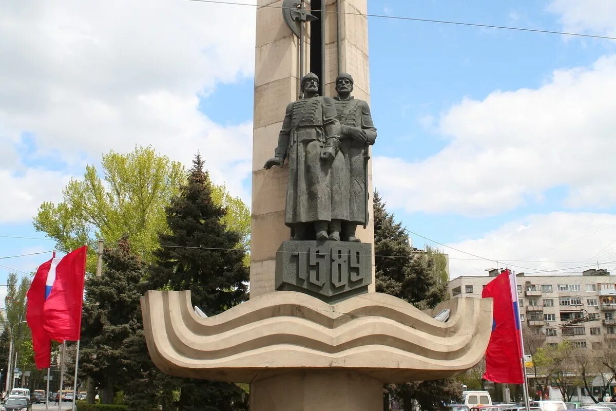 Памятники царицына. Памятник основателям Царицына г Волгоград. Волгоград Сталинград Царицын памятник. Памятник отцам-основателям города Волгоград. Памятник 1589 в Волгограде.