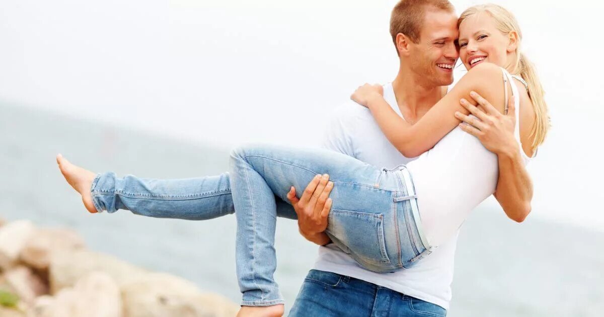 эрин севишганлар. держа на руках перевод. держа на руках перевод. держа на руках перевод. человек держит в руках.