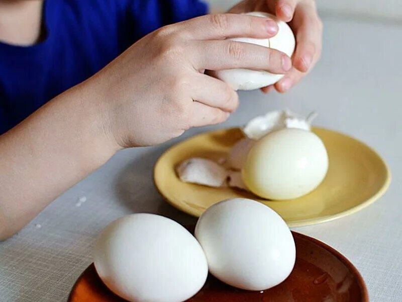 К чему снятся яйца куриные сырые разбитые. Вареные яйца. Яйцо куриное вареное. Яйца очищенные. Яйцо отварное.