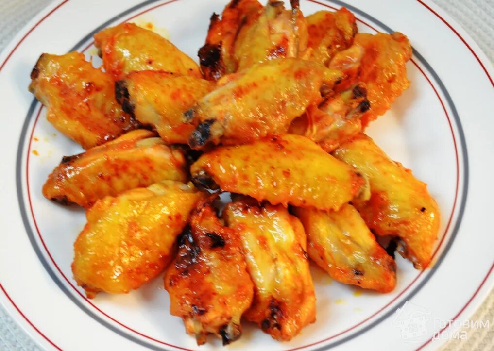Крылышки по сычуаньски. Куриные крылышки в соусе. Куриные крылышки в томатном соусе. Крылышки в томатном соусе. Крылья в медово соевом соусе в духовке.