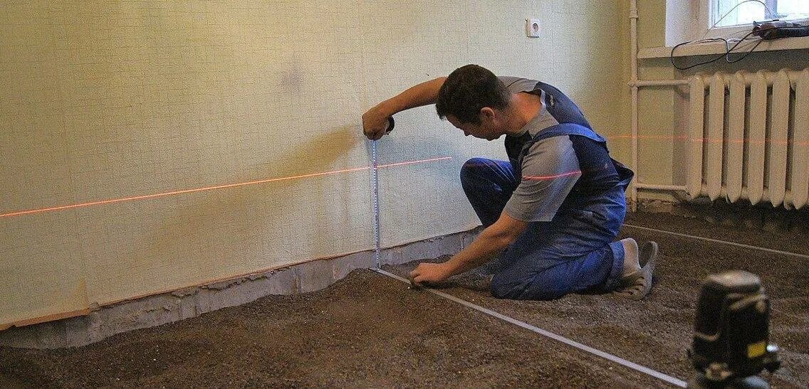 Стяжка полов монтаж. Полусухая стяжка пола. лазерный нивелир для наливного пола. лазерный уровень для стяжки пола. лазерный уровень для заливки полов.