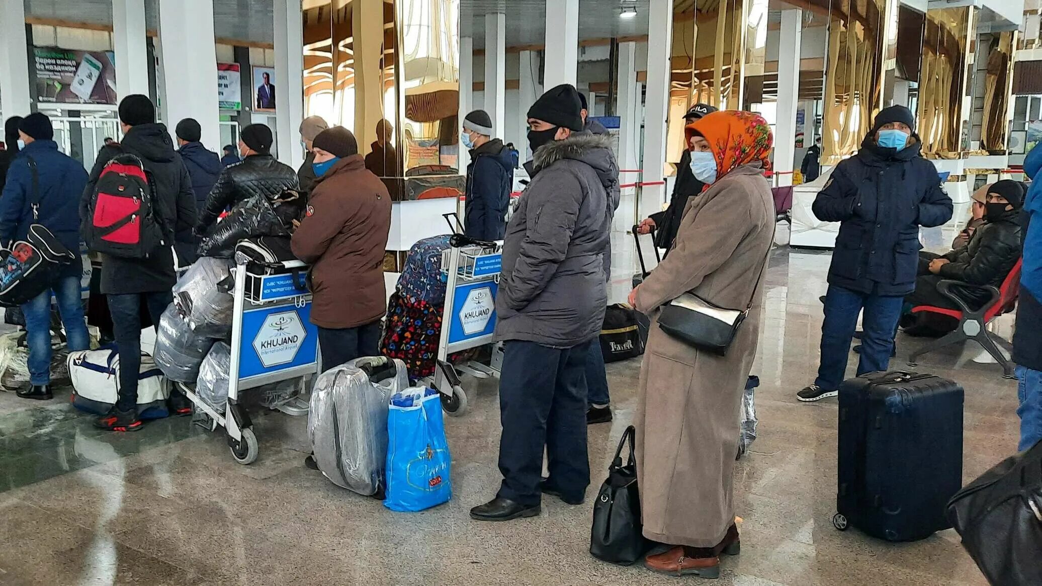 Таджики в аэропорту москвы. Аэропорт Худжанд Таджикистан. Аэропорт Худжанд 2022. Трудовые мигранты в аэропорту. Очередь в аэропорту.