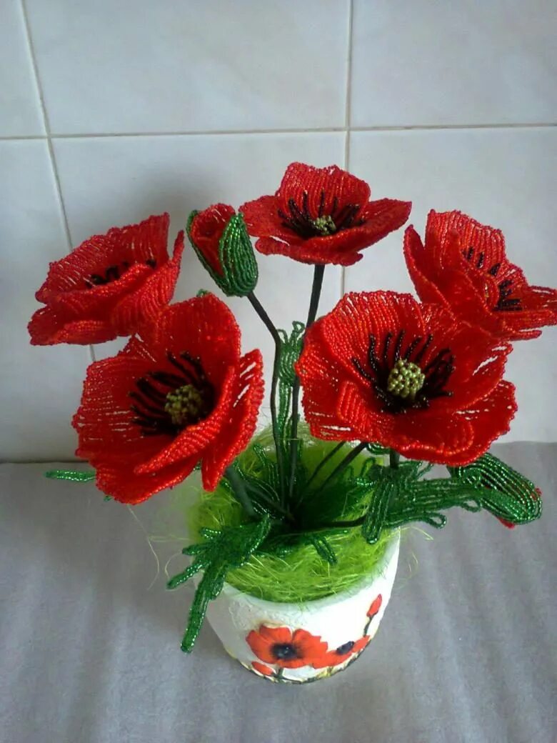 Мак из бисера. Брошка мак из бисера. Плетение бисером цветы. Плетение из бисера маки. Лепесток мака из бисера.