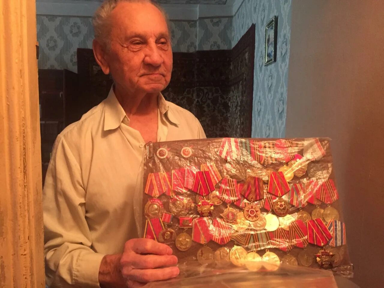 Акция удели внимание ветерану. Удели внимание ветерану. Ветеранам внимание им нужно больше. Сочинение в форме дневника встреча детей с ветеранам. Сочинение на тему встреча ветеранов с детьми.
