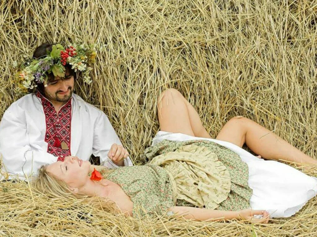 Что такое хлопец. Сенные девушки. Фотосессия в русском стиле летом. Любовь в деревне на сеновале. Деревенский сеновал.