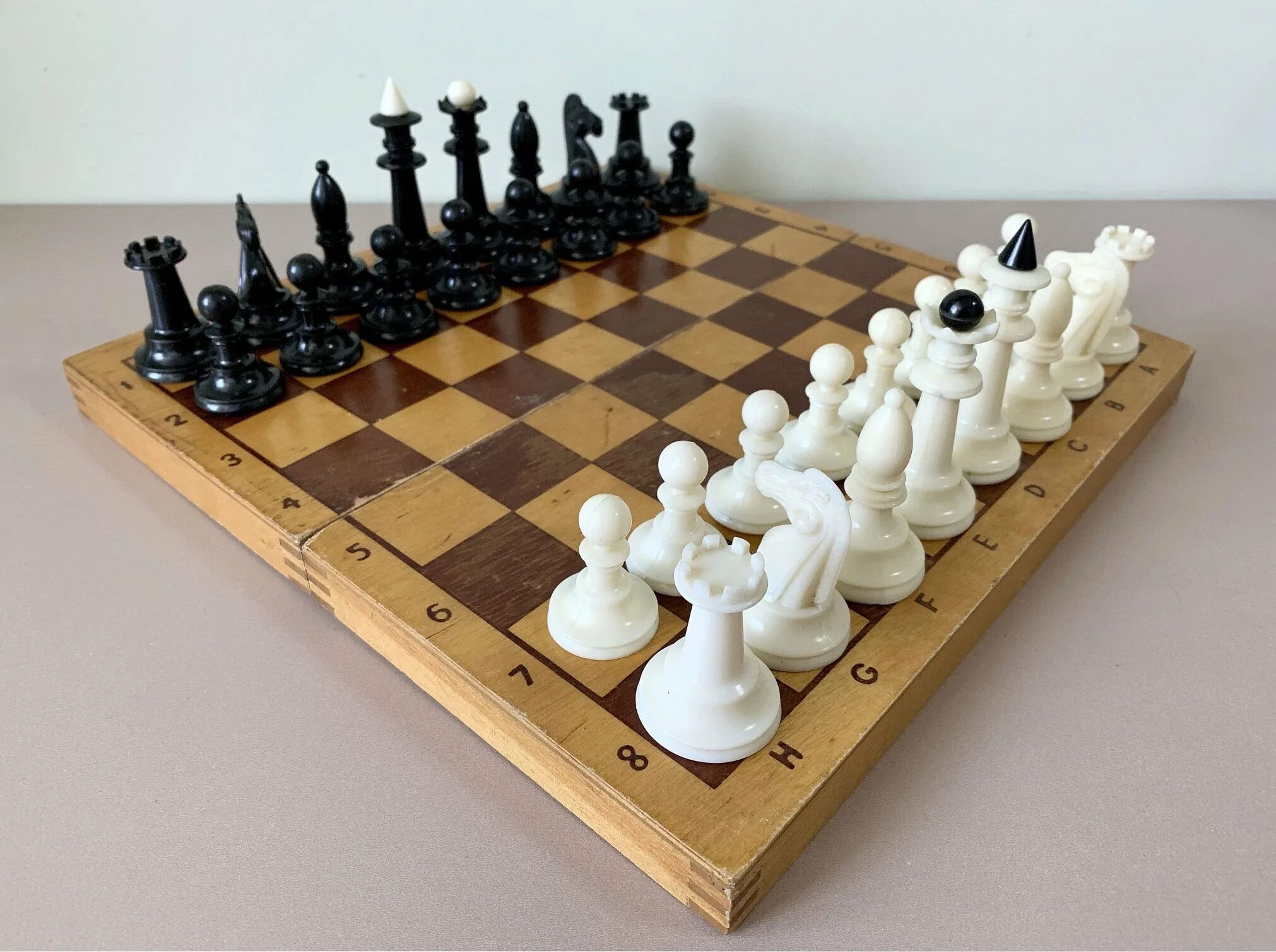 Шахматы на деревянной доске. Советские шахматы деревянные. Игра в шахматы ссср. Игра шахматы старые. Шахматы карболитовые ссср.