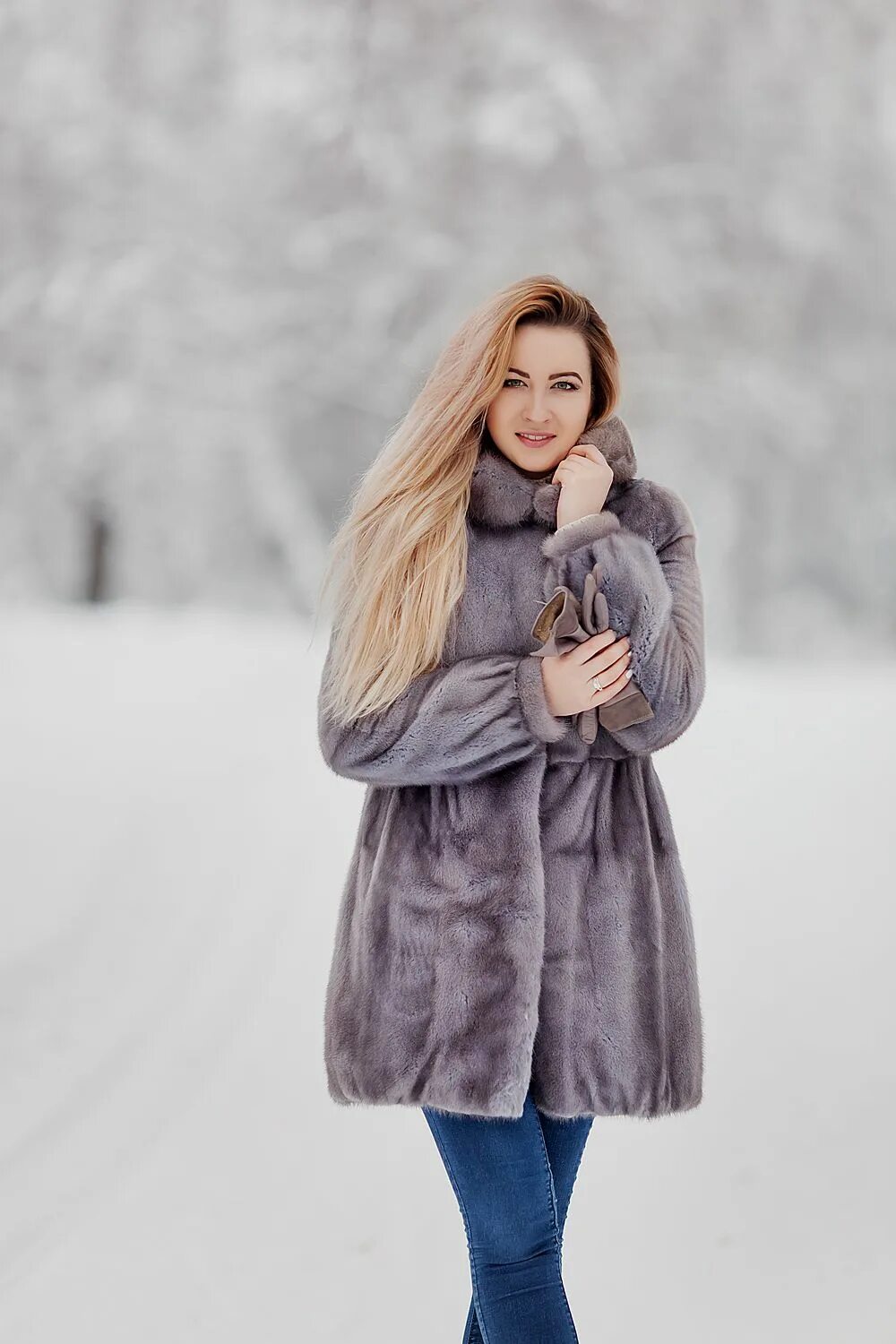 Фотосессия в шубе. Шубы это зимой. Красивые девушки в шубах. Даниелла димитровска fur coat. Шубы это зимой.