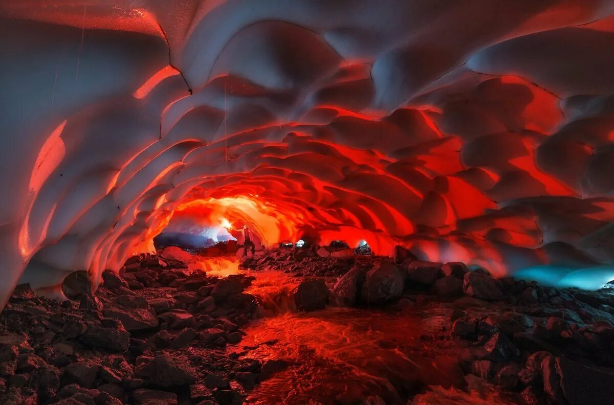 Ютуб невероятные. Вулкан Мутновский Ледяная пещера. Лавовые пещеры Камчатка. Пещеры вулкана Мутновский. Ледяные пещеры Мутновского вулкана.