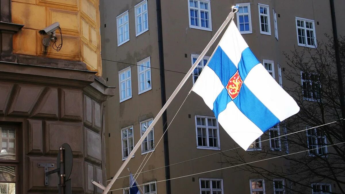 Безопасность финляндии. Флаг на доме. Финляндия в НАТО. Флаг Финляндии на здании. Россия Финляндия.