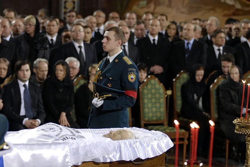 Отпевание в храме христа спасителя. Отпевание протоиерея димитрия смирнова храм христа спасителя. Кого сегодня отпевали в храме христа спасителя. Прощание в храме христа спасителя. Отпевание инны чуриковой в храме христа спасителя.