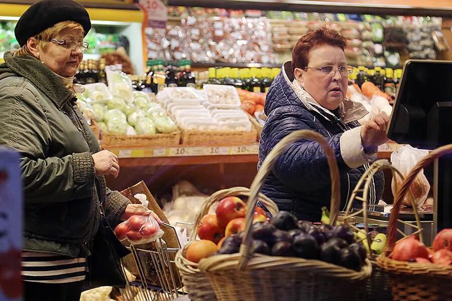 Бабка в магазине. Пенсионеры в продуктовом. Бабки в магазине. Пенсионеры в овощном магазине. Бабушка в очереди в магазине.