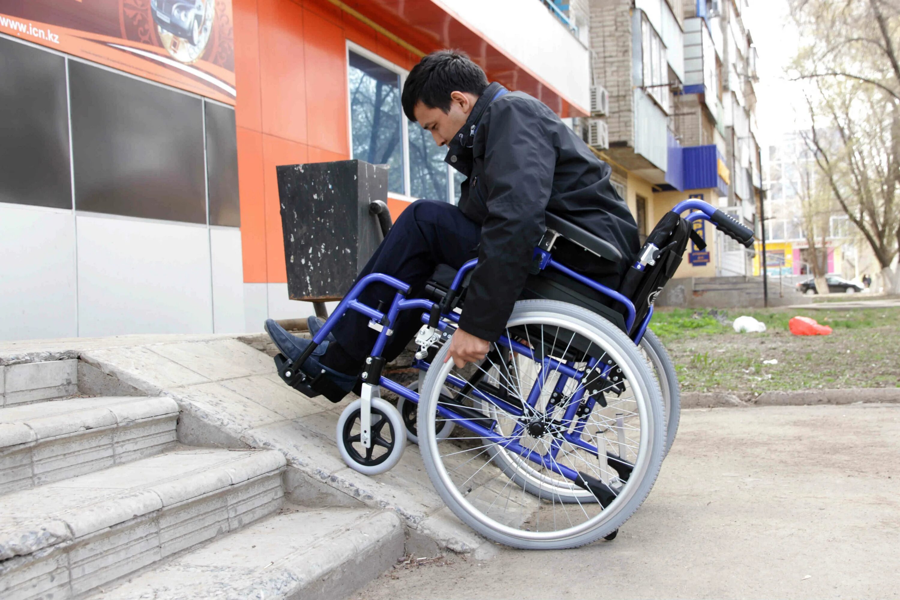 Коляска инвалидам 2 группы. Инвалид. Человек в инвалидной коляске. Коляска для инвалидов. Пандусы для инвалидов колясочников.