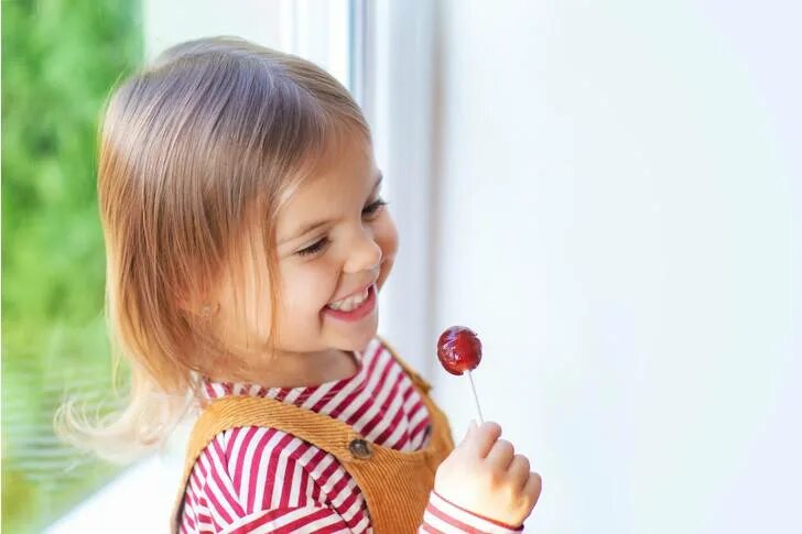 ребенок кричит. сильно плачет. плачущий ребенок сток. маленькая девочка плачет. клянчащий конфету дети плачут.