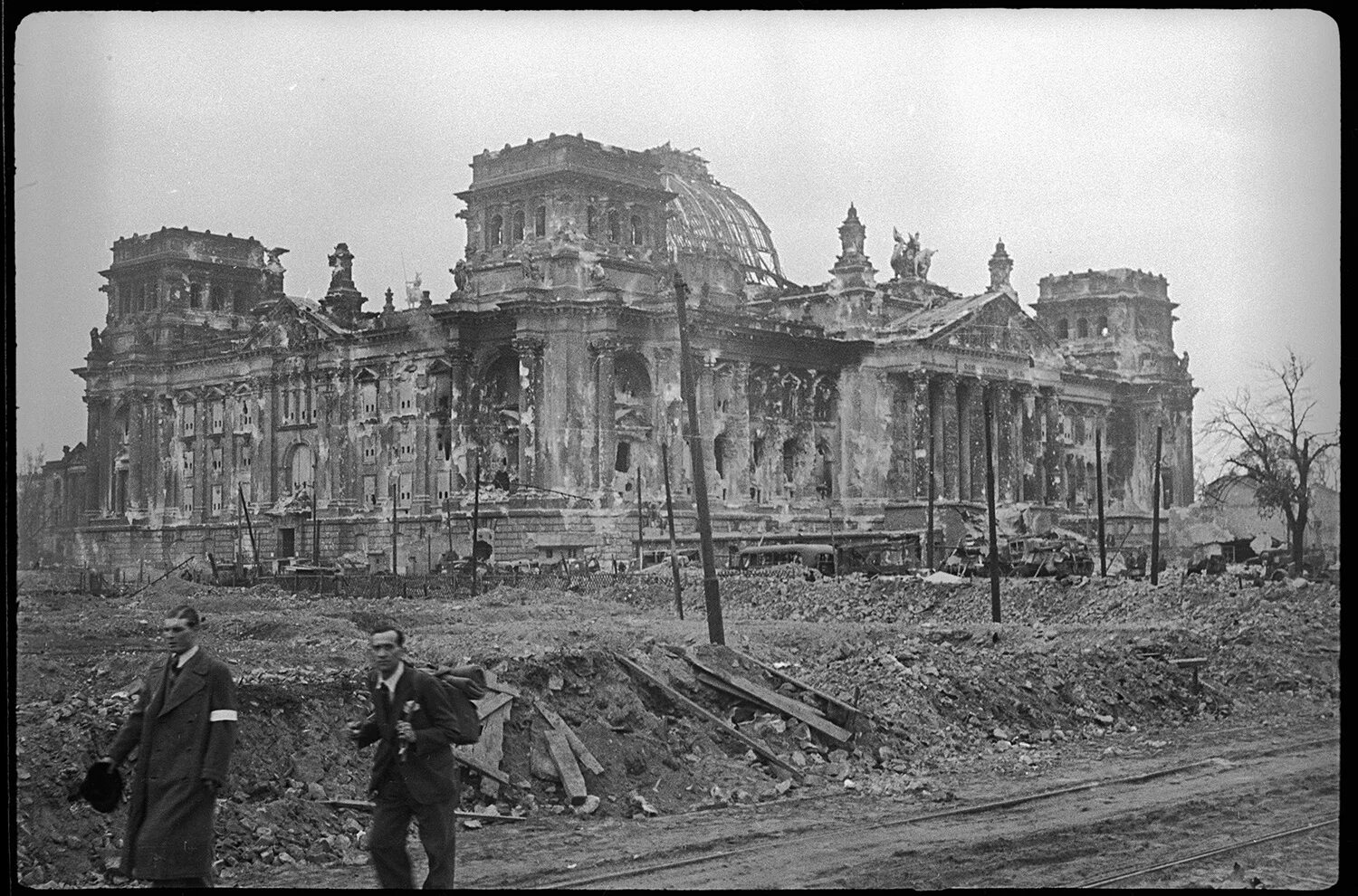 Во время войны и потом. Рейхстаг в Берлине 1945. Здание Рейхстага в Берлине в 1945. Рейхстаг Берлин рейс так Берлин. Здание Рейхстага в 1945 году.