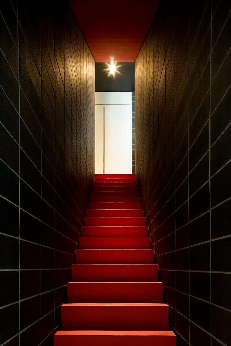Red step. Красная лестница. Освещение в коридоре с лестницей. Лестница красно черная. Красный коридор.