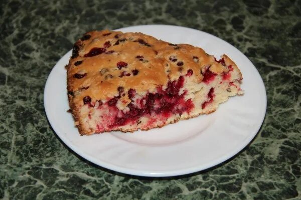 Ягодно яблочный пирог. Песочный пирог с яблоками и брусникой. Шарлотка с клюквой. Шарлотка с брусникой рецепт. Шарлотта с брусникой.