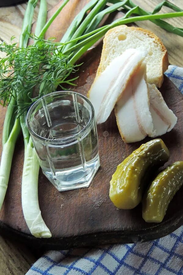 Закуски на стол. Сало с хлебом и луком. Колбаса в банках. Натюрморт с закуской. Закуски в стопках.