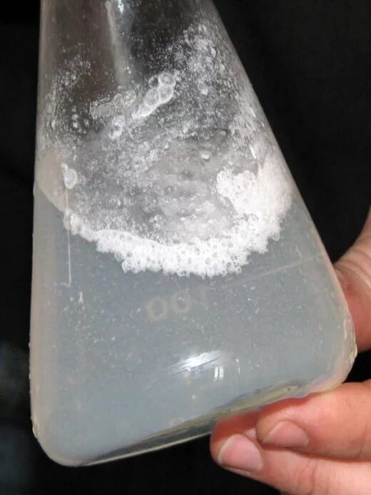 В старой воде появились. Кипение воды. Пузырьки при закипании воды. Осадок в воде. В старой воде появились.