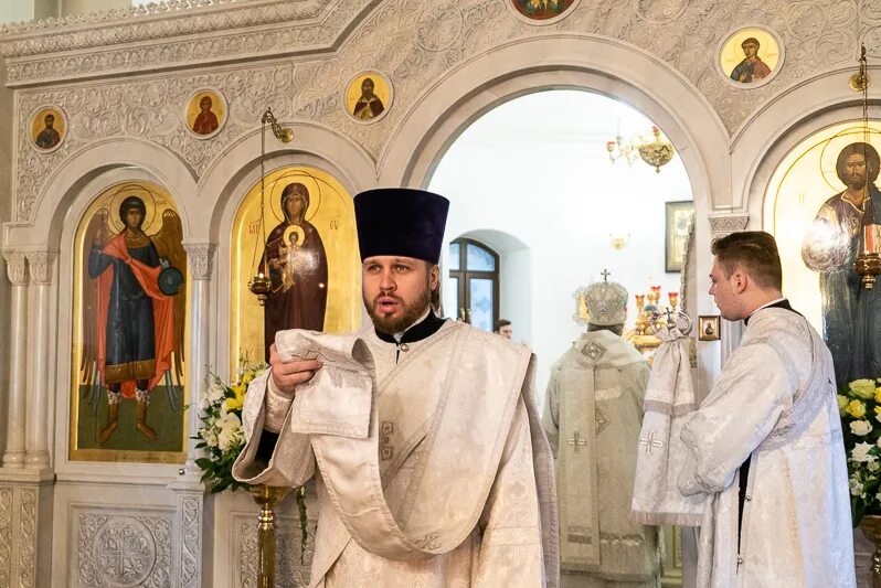 Отец павел храм всецарица воронеж. Церковь иконы всецарица в воронеже. Всецарица служба в храме. Храм всецарица воронеж. Храм всецарицы воронеж духовенство.