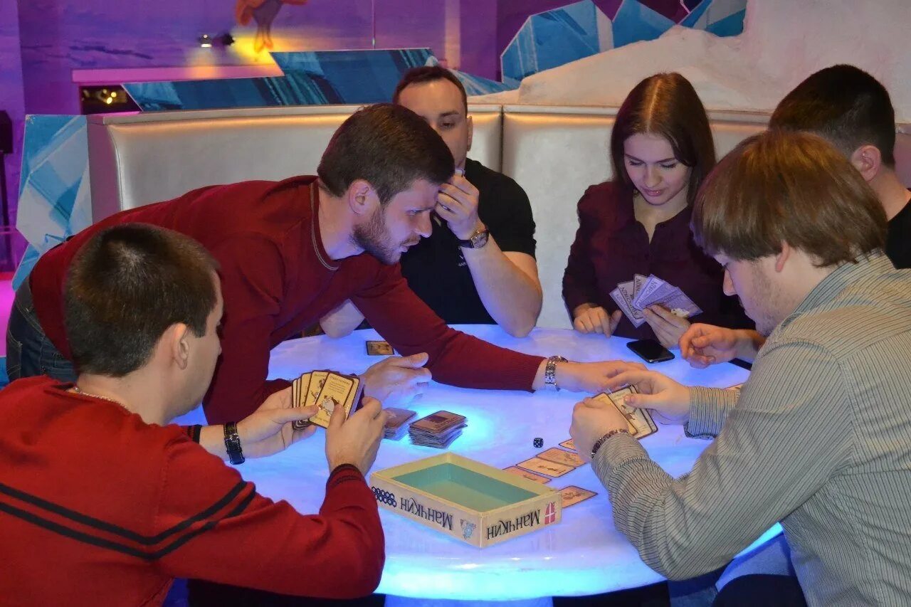 7 игр в помещении. Настольные игры для компании. игра в настольные игры. вечер настольных игр. психологические игры.