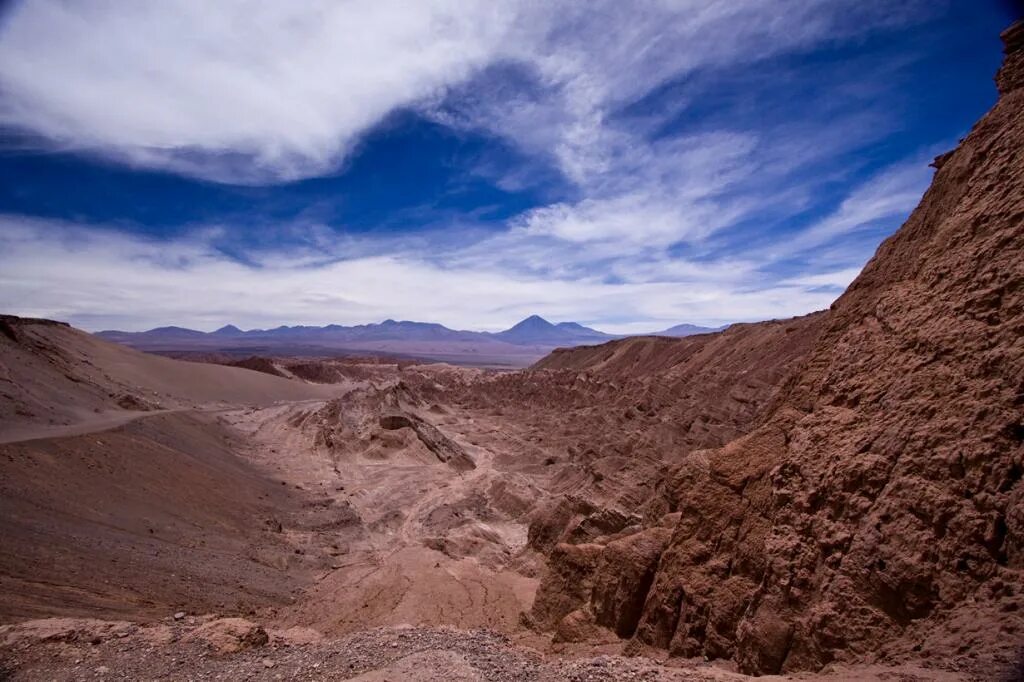 Самая сухая территория земли. Сухая пустыня земли – Атакама. Почва пустыни Атакама. Атакама Чили самая сухая ПУ. Южная Америка пустыня Атакама.