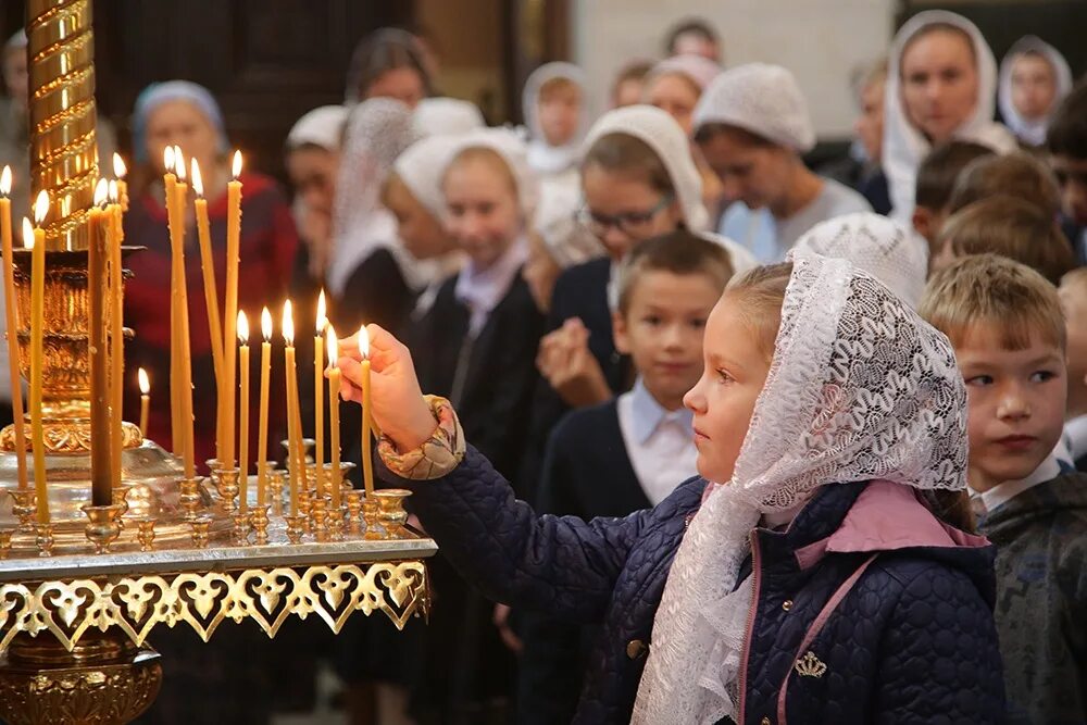 Православная школа уроки. Дети в храме. Ученики в храме. Дети на богослужении. Служба в православном храме.