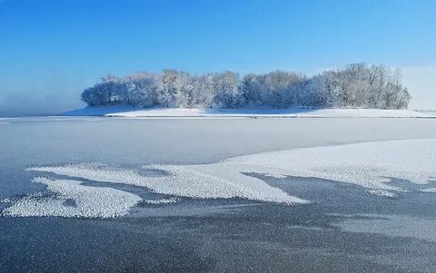 Зима легкий мороз на реке во льду