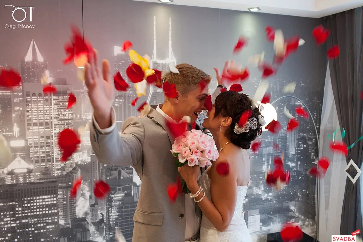 а эта свадьба пела. андрей державин четыре свадьбы. счастливые люди поют. караоке поют свадьба. караоке на свадьбе.