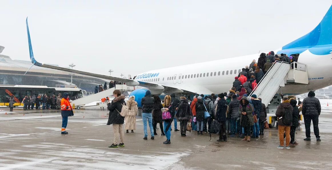 Полет самолета победа. Аэропорт Внуково победа. Авиакомпания победа Внуково. Аэропорт Внуково самолеты. Победа Внуково посадка пассажиров.