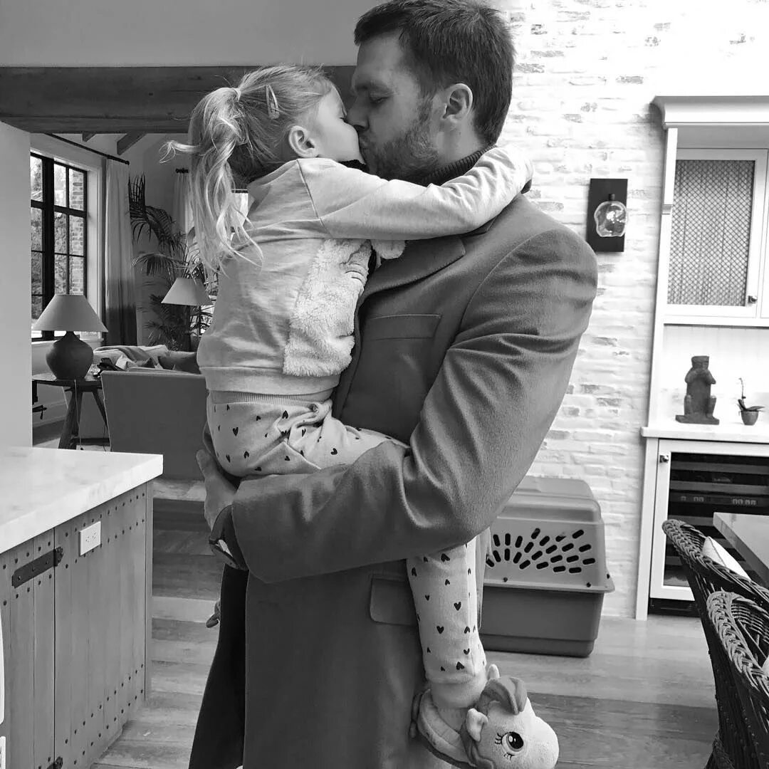 Daddy girls video. Папа целует дочку. Дочь целует папу. Французский поцелуй с папой. Фотосессия папы и Дочки на кухне.