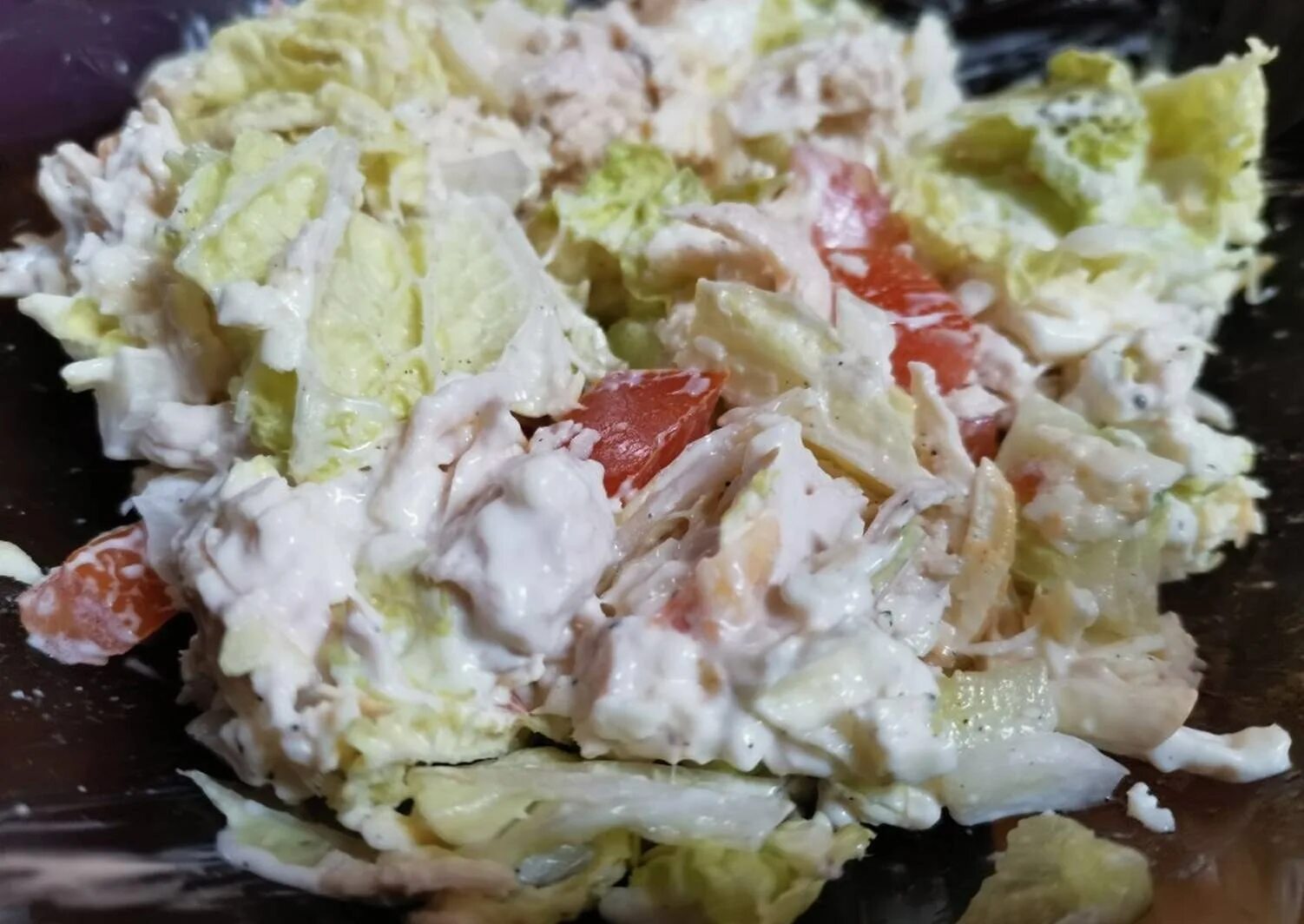 Салат с куриным филе и пекинской капустой. Салат из пекинской капусты с копченой курицей. салат с пекинской капустой и копченой курицей. салат с курицей и пекинской капустой и помидорами. салат пикантный с курицей и пекинской капустой.