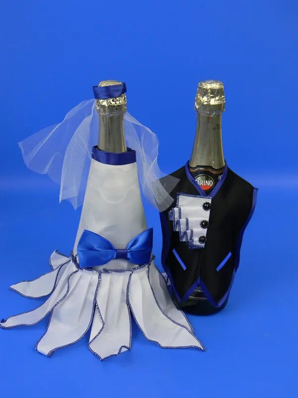Украшение на бутылку дед мороз. Новогодний чехол на бутылку. Свадебная одежда на шампанское. Одежда для бутылок на свадьбу. Чехол на бутылку полиция.