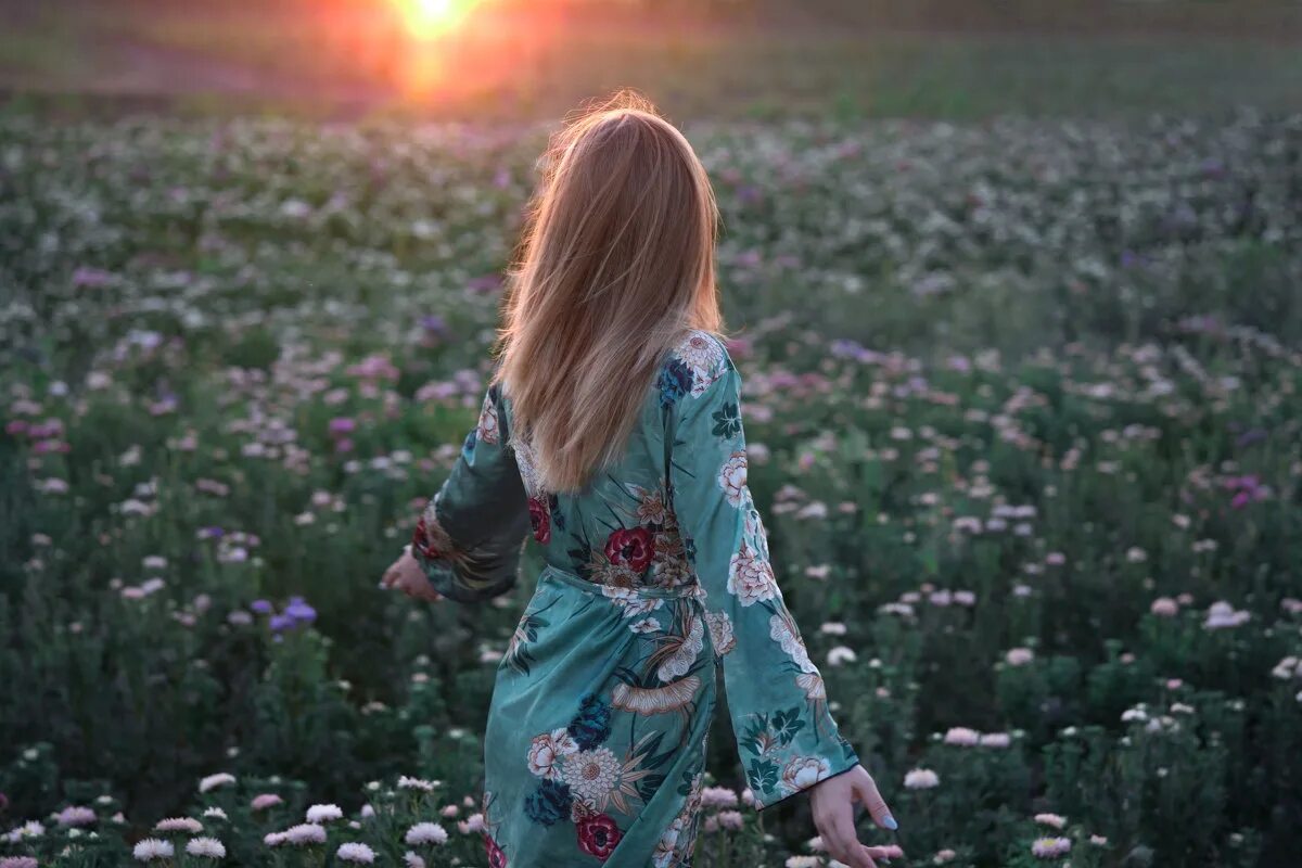 Просто жить mp3. Девушка в цветочном поле. Русая девушка со спины. Девушка в цветах спиной. Девушка в поле с цветами.