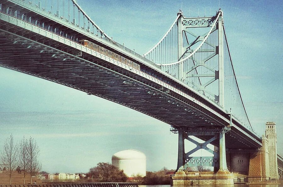 Ben bridge. Ben franklin bridge. benjamin franklin bridge. мост бена франклина. мост бена франклина фото с поездом.