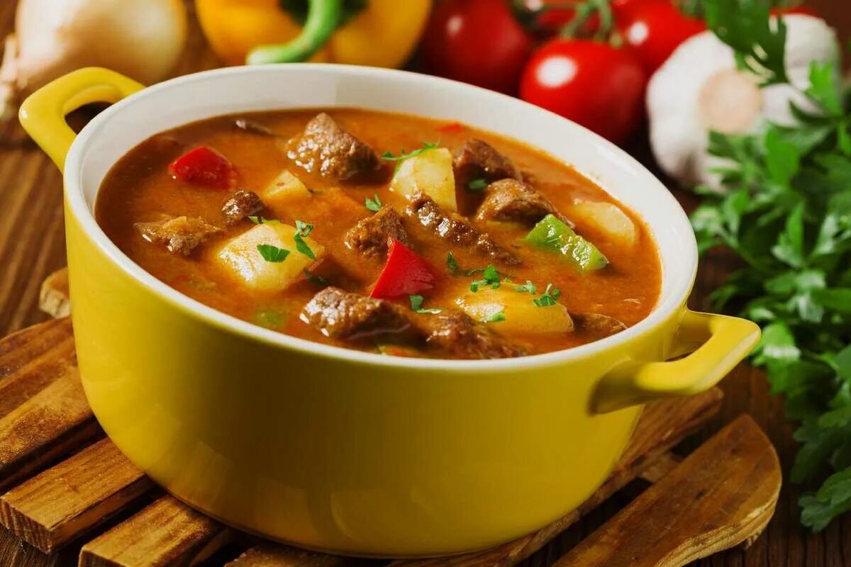 Суп со свининой простой рецепт. Венгерский суп гуляш. Венгерский мясной суп Палоц. Венгерский суп-гуляш из говядины. Альпийский суп гуляш.