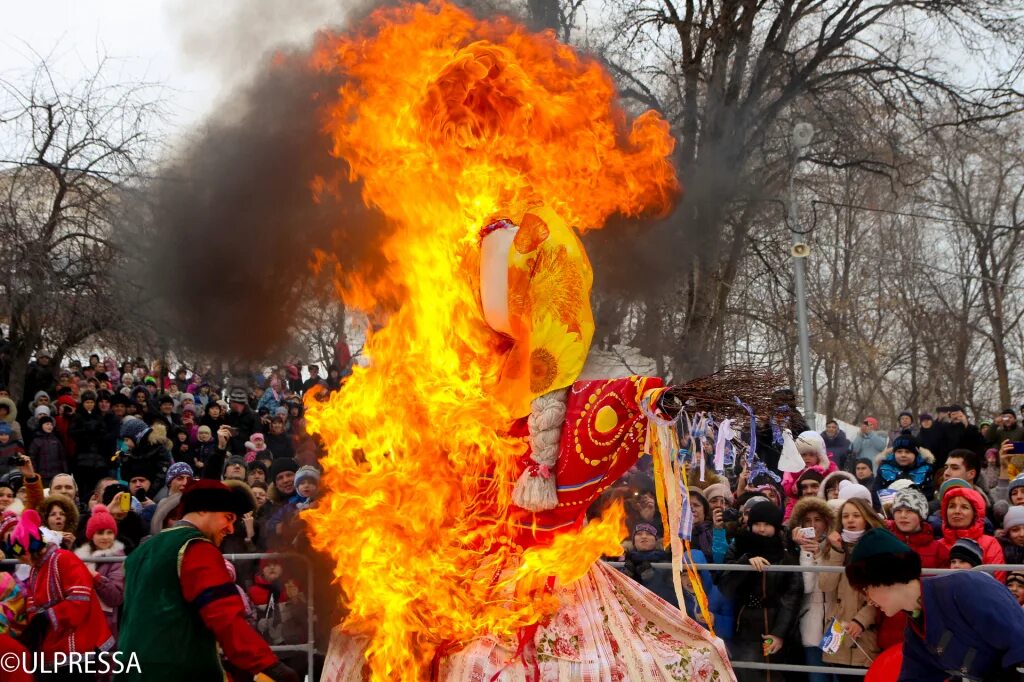 Сожжение масленицы в москве. Масленица огонь. Сжигание чучела Масленицы. Столб для сожжения Масленицы. Масленица домашняя сжигание.