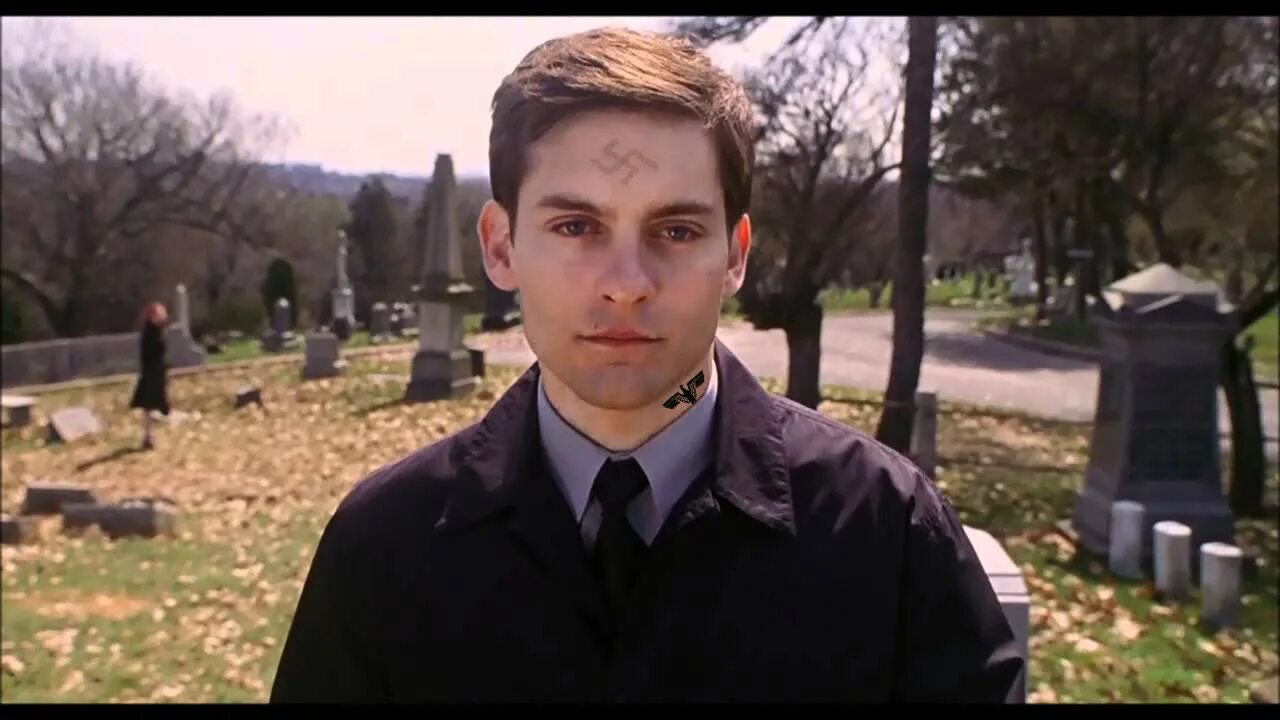 Питер паркер и нед лидс. Том холланд и нед лидс. Тоби магуайр на кладбище. Друг паркера. Дэйн дехаан и эндрю гарфилд.