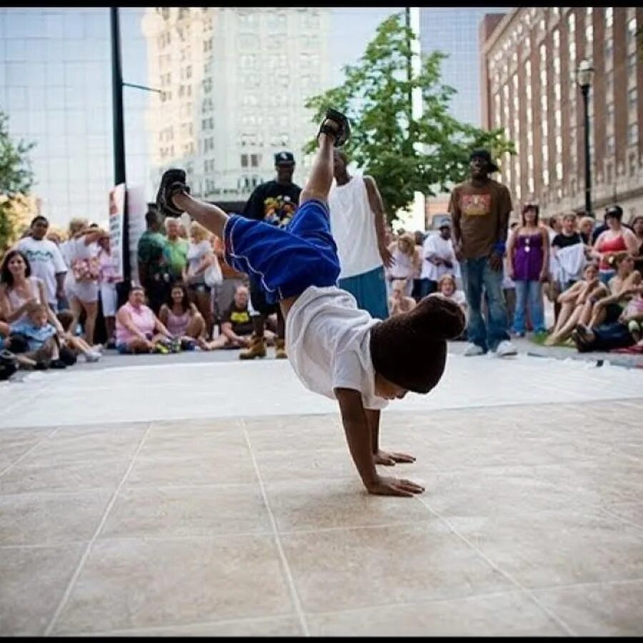 Мальчики танцуют на улице. Street dance дети. Парень танцует. Уличные танцы на улице. Танцоры на улице.