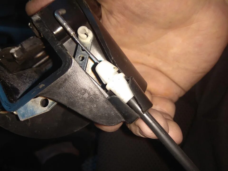 Трос наружной ручки водительской двери фольксваген caddy. Дренажные отверстия golf 5. Разборка личинки замка caddy 3. Задний петли кедди 2. Клипса замка боковой двери vw caddy.