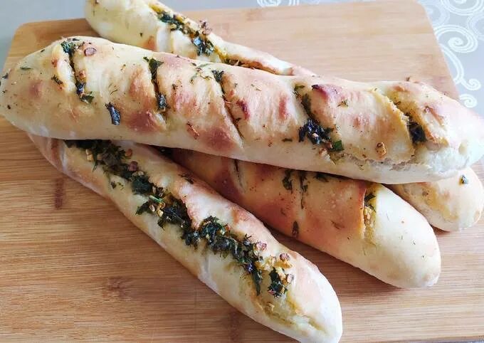 Багет с зеленью. Чесночный хлеб. Багет с чесноком. Багет с сыром. Сырный батон.