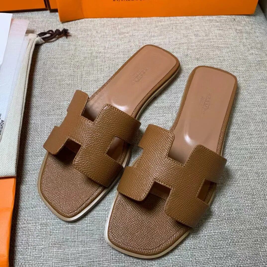 Hermes кожаные шлепки женские. Hermes шлепки оригинал. Шлепки hermes 2023. Шлепки женские 2023 эрмес. Мужские шлепанцы эрмес.
