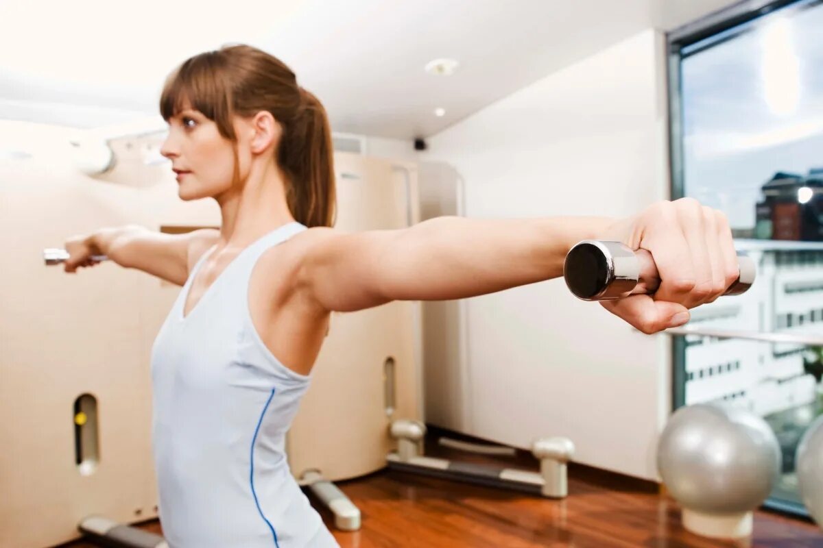 I can t work out. Девушка с гантелями. Упражнения для рук для женщин. Тренинг рук для женщины. Упражнение для плечевого пояса в фитнесе.