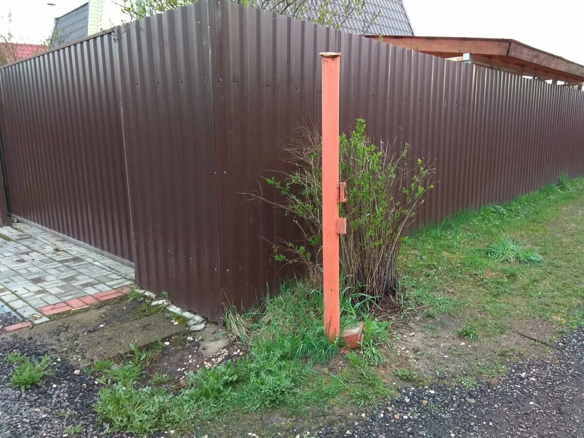 Защита забора от машин. Угловой забор. Забор из профнастила под углом. Внешний угол забора из профнастила. Ленточный забор из профнастила.