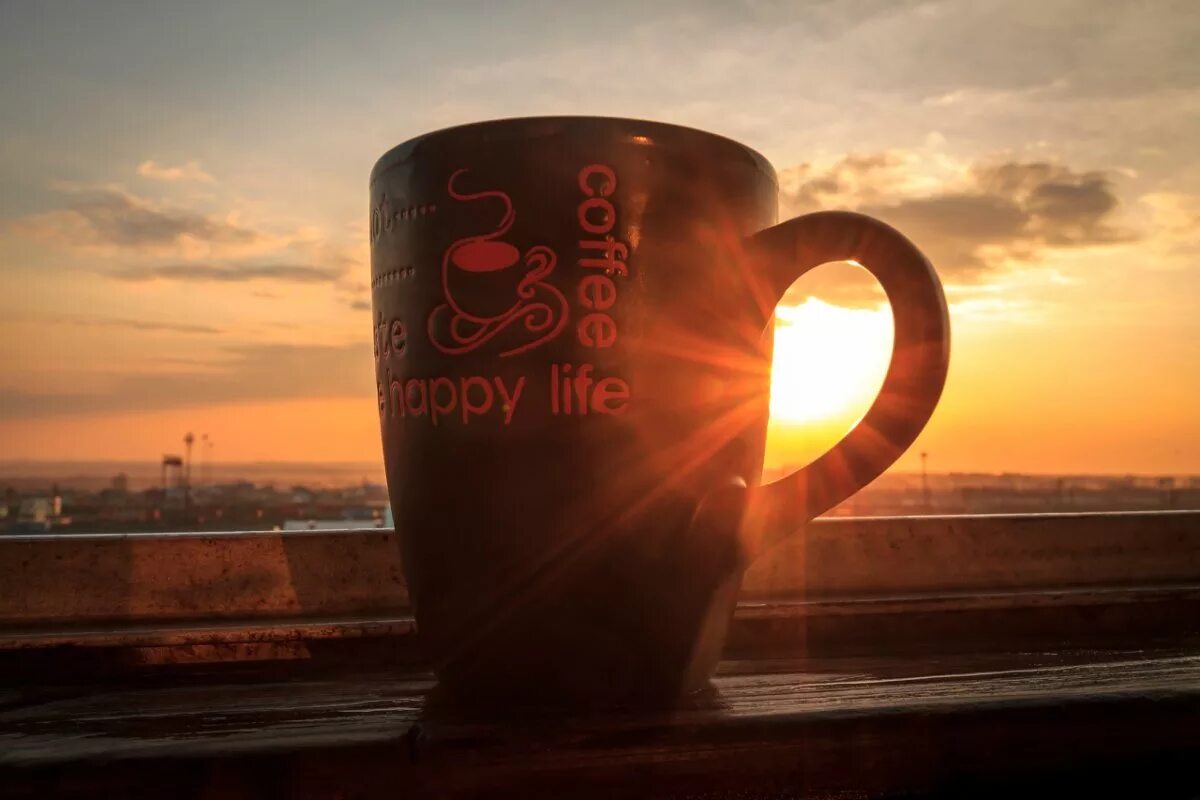 Картинки с добрым утром город. Кружка с закатом. Утро солнце чашка кофе. Кофе на фоне города. Кофе на рассвете.