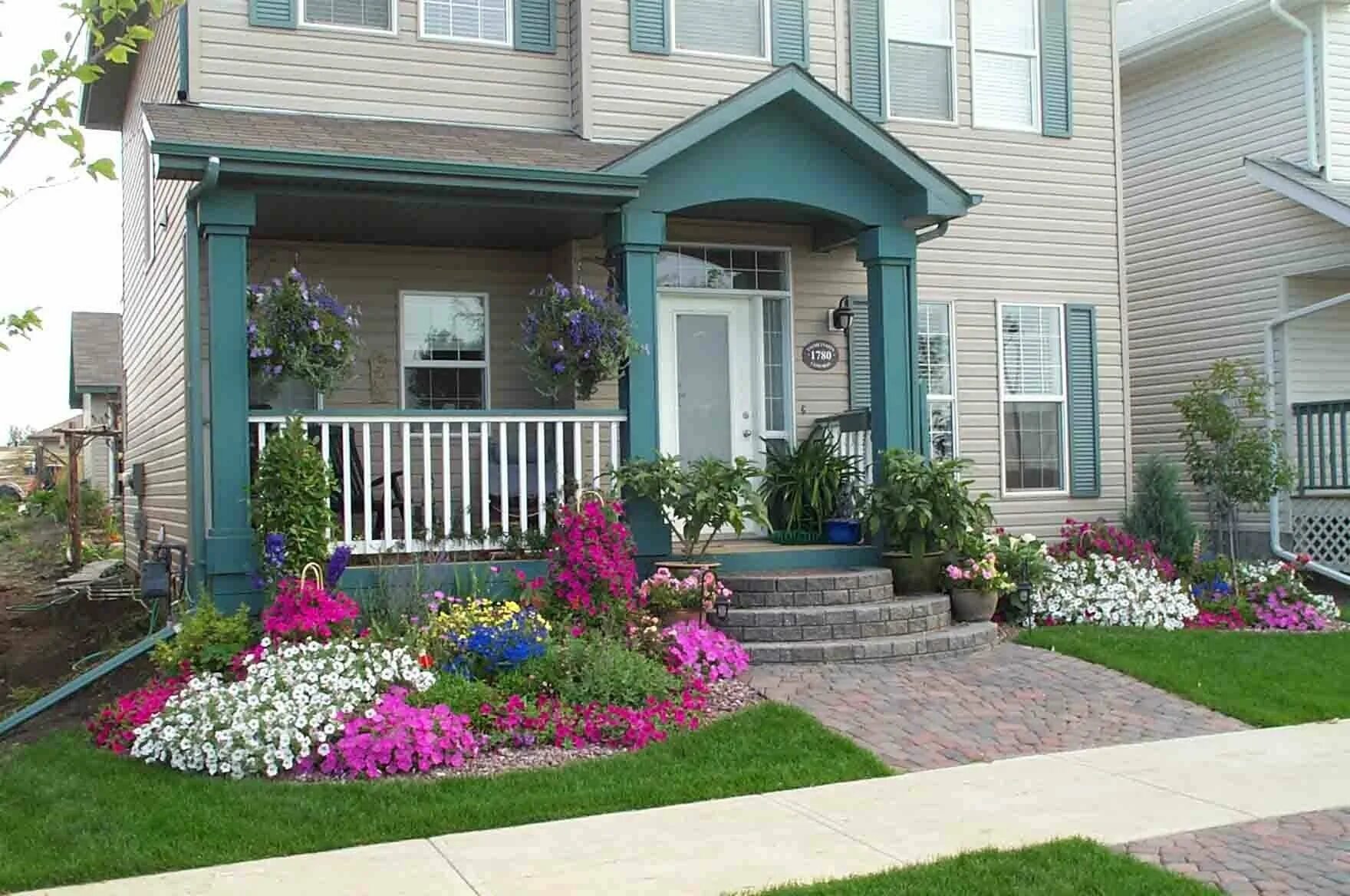 Фото цветов перед домом. Клумба перед домом. Красивый палисадник перед домом. Палисадник в частном доме. Цветы в палисаднике перед домом.