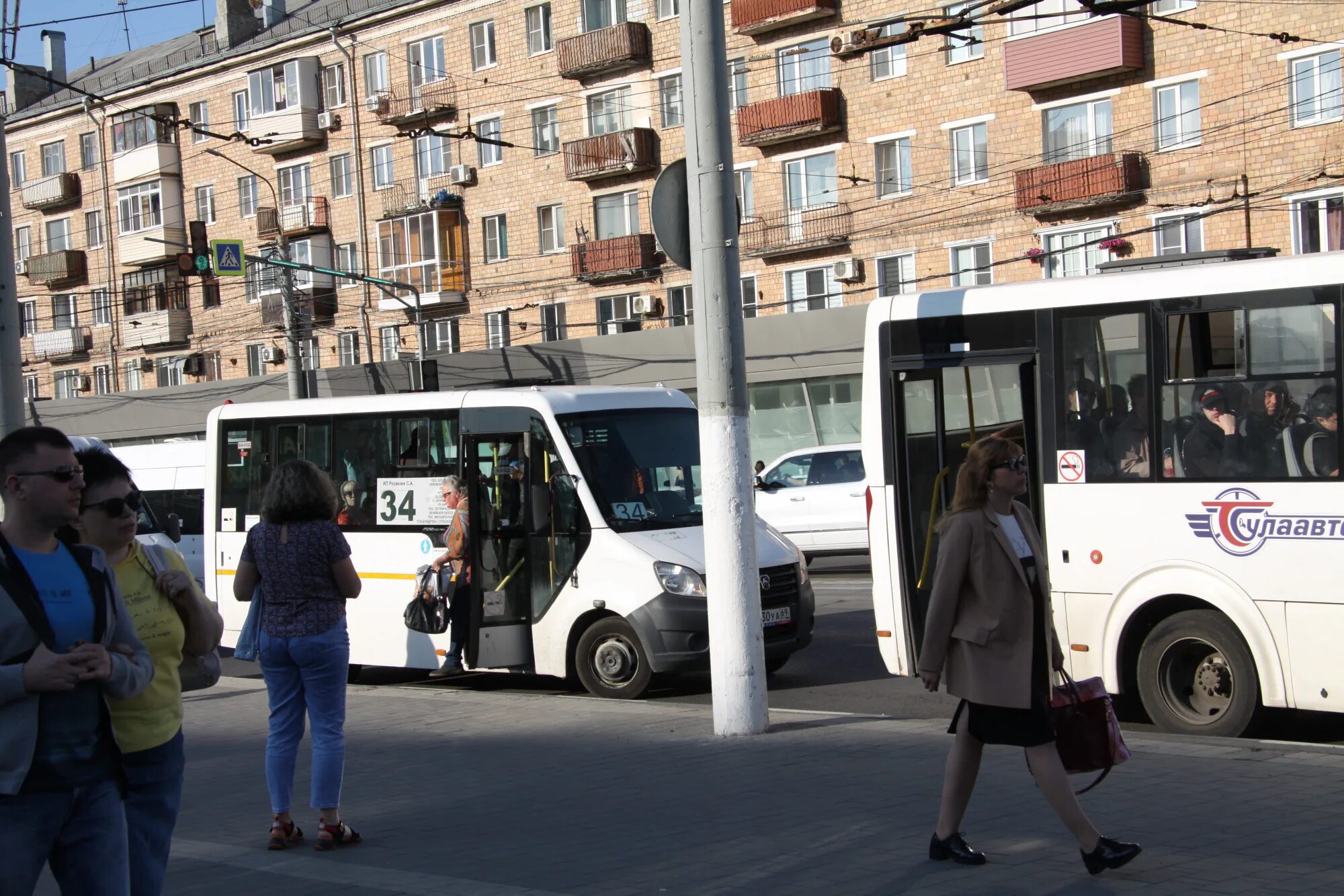 Тула поступи. Остановка. Автобус. Автобусная остановка. Автобус общественный транспорт.