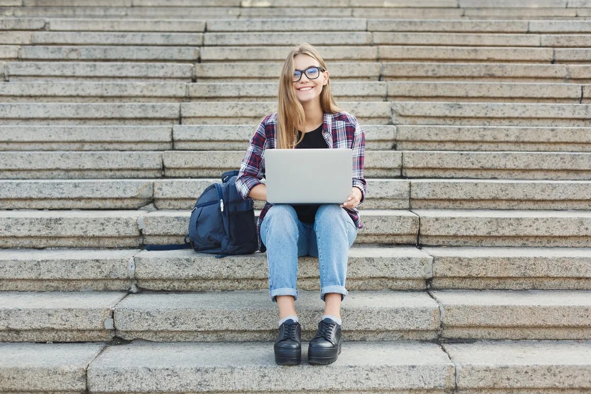 Student blonde. Студент сидит на лестнице. Студенты сидят на ступенях. Студенты на лестнице. Девочка подросток с ноутбуком сидит на лестнице.