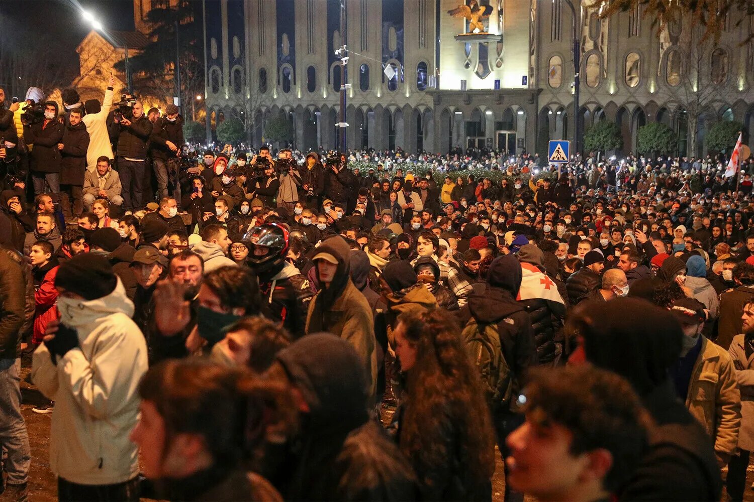 Ситуация в тбилиси сегодня. Митинги в Тбилиси 2023. Парламент Грузии митинги. Митинги во Франции. Грузия протестующие.