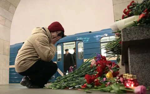 А люди стоят с букетами в метро